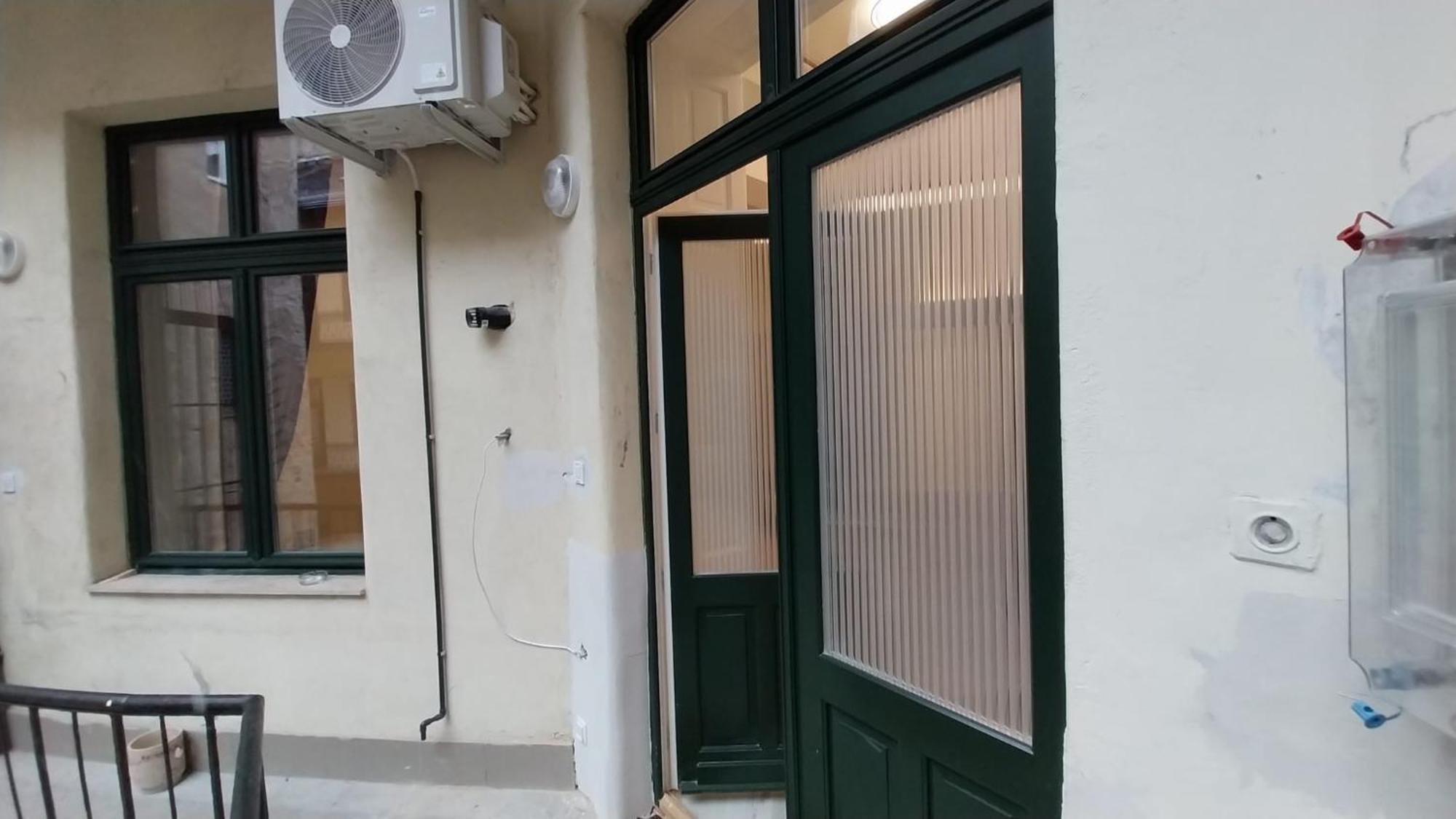 Szekely Apartment Near Deak Ferenc Square With Free Parking In Garage Будапеща Екстериор снимка