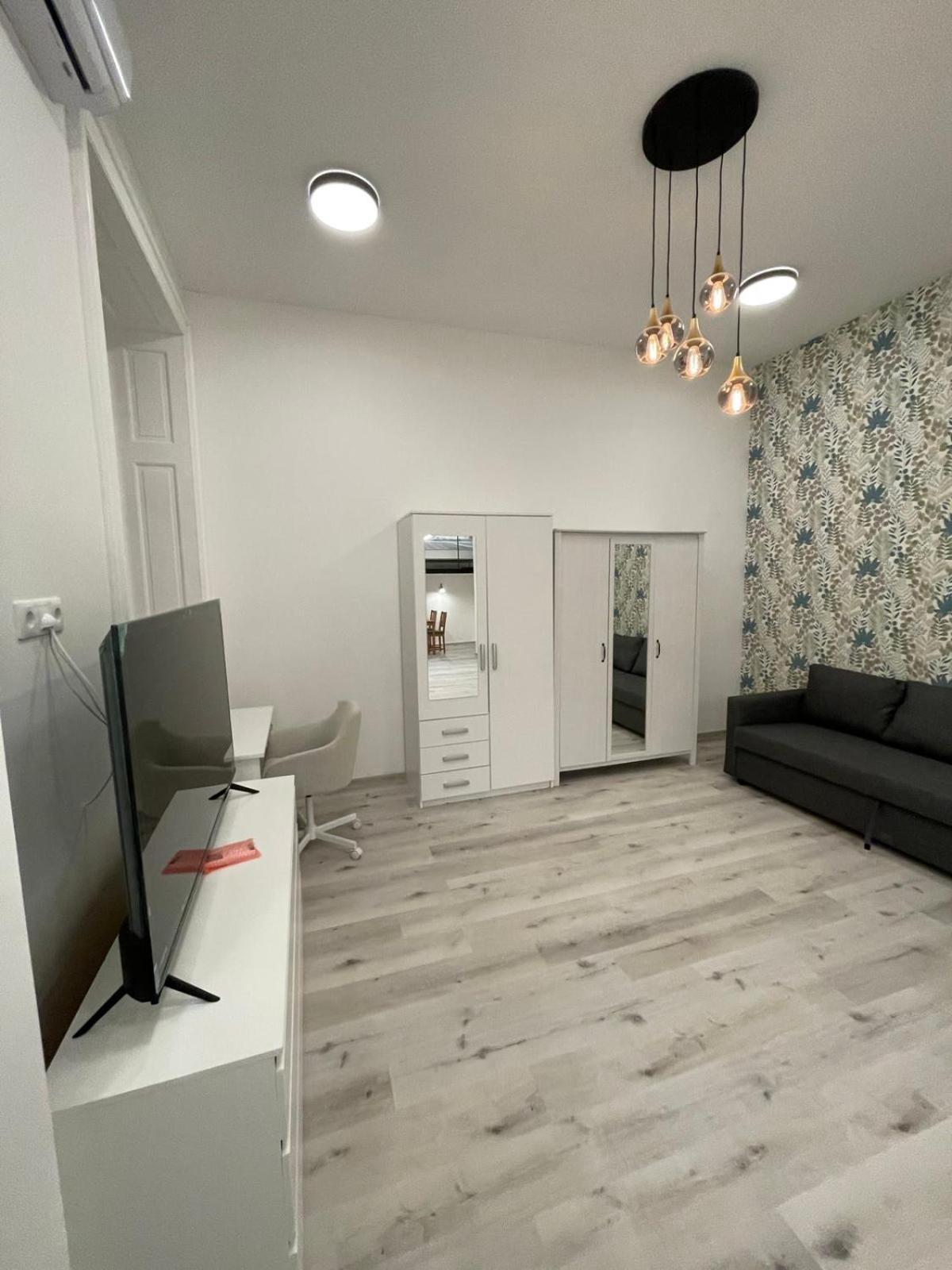 Szekely Apartment Near Deak Ferenc Square With Free Parking In Garage Будапеща Екстериор снимка