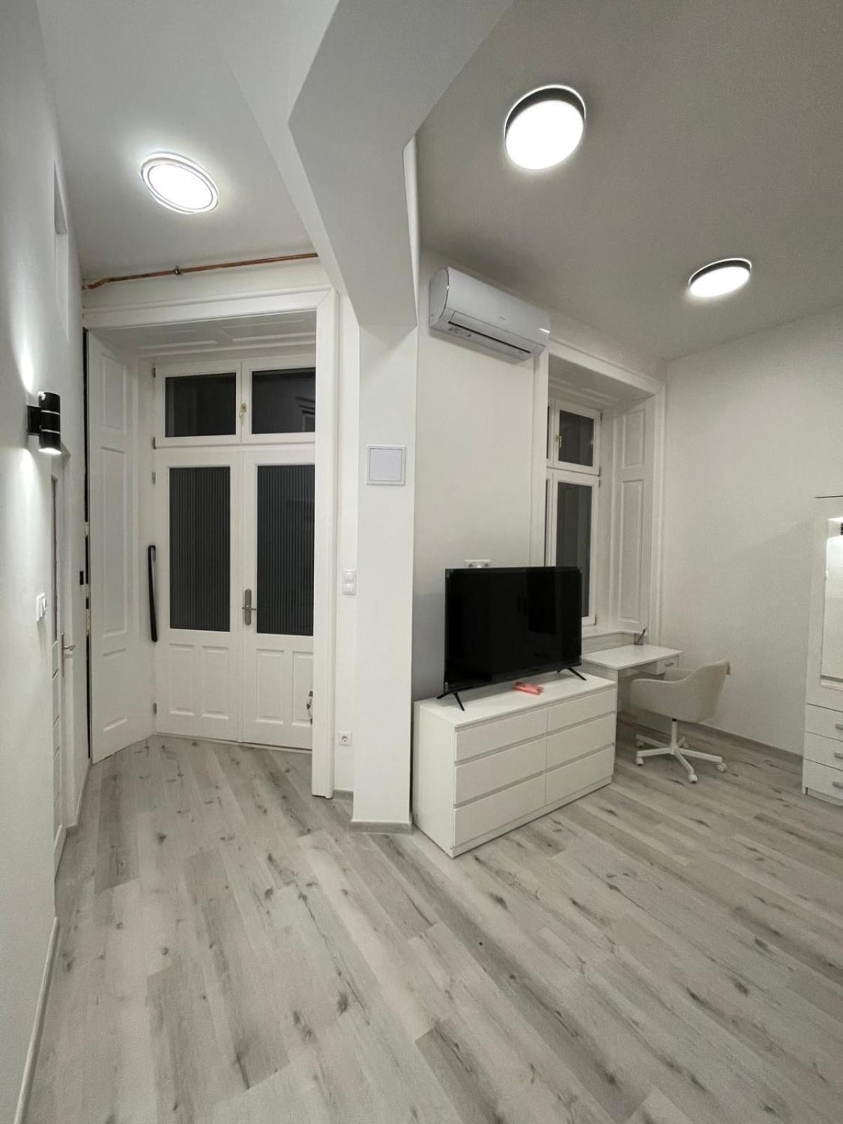 Szekely Apartment Near Deak Ferenc Square With Free Parking In Garage Будапеща Екстериор снимка